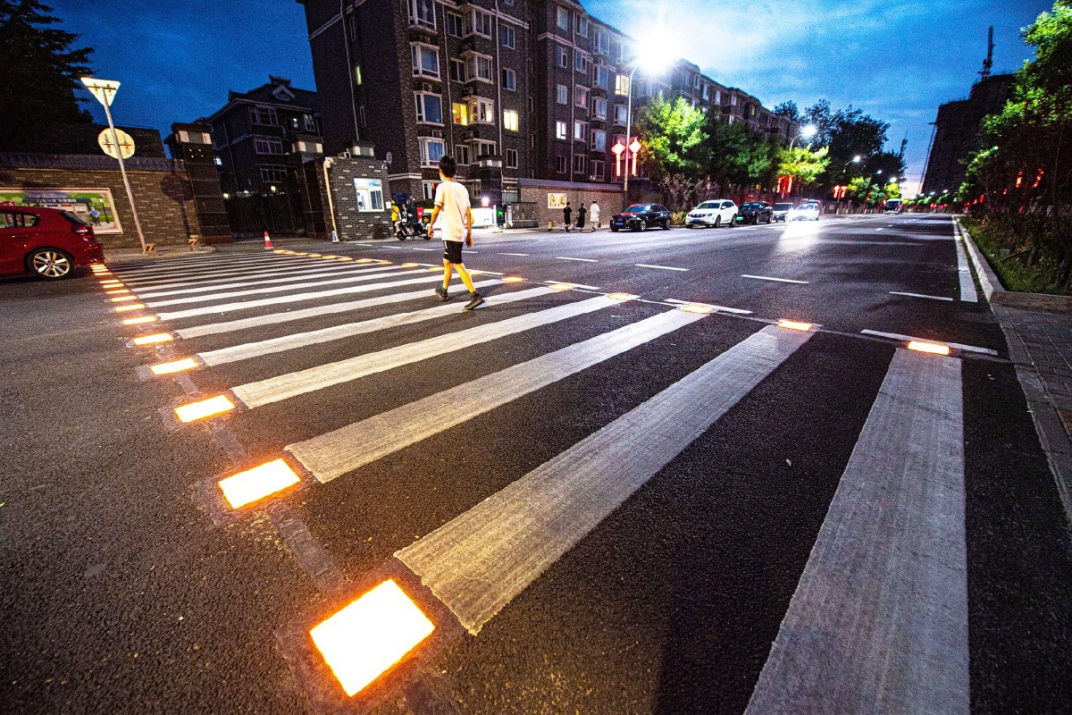城市副中心试点安装多元化智能斑马线