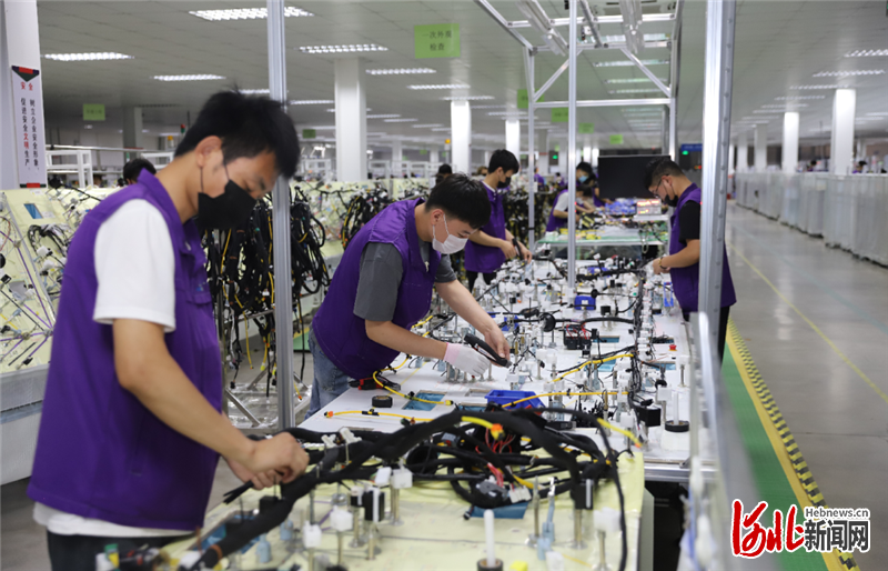 图为立讯精密生产车间.