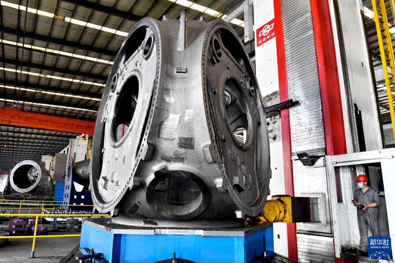 日,在山东省惠民县风电装备产业基地铸造车间,工作人员在加工风电轮毂