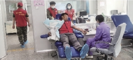 78岁老人手术急需用血 仨志愿者献血800毫升