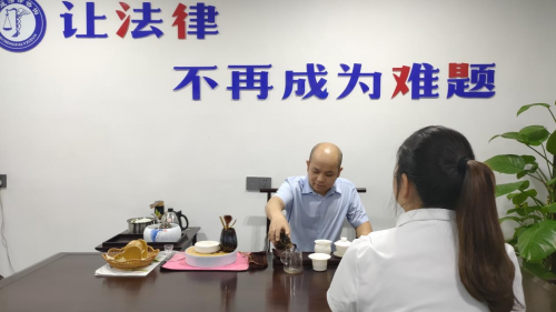 　　向生洲亲自接待会员解答法律问题