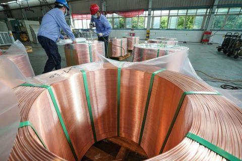6月9日，工人在常州金源铜业有限公司包装铜线产品。新华社记者 杨磊 摄