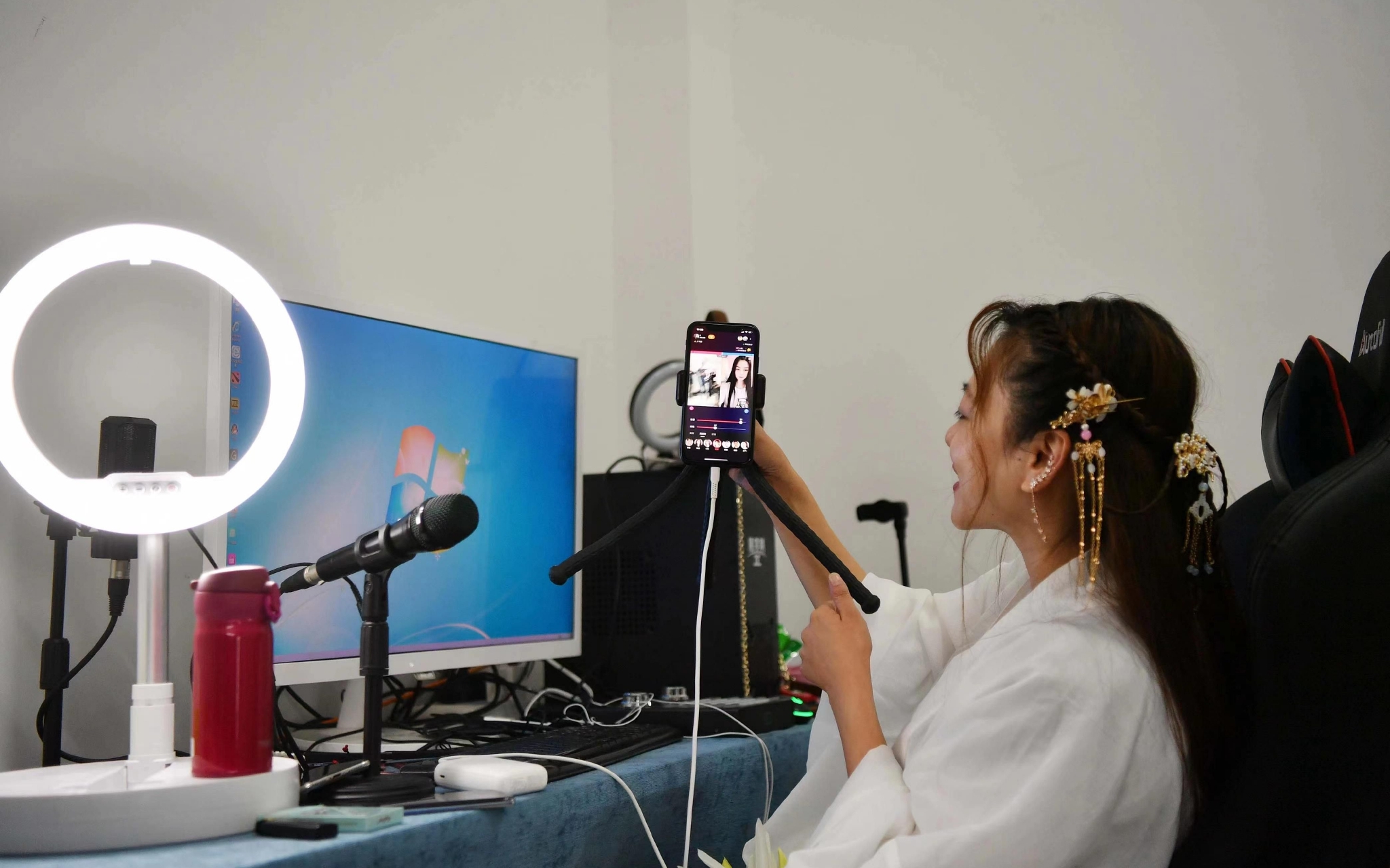 文化传媒公司里,工作人员正在直播.新京报记者 陶冉 摄