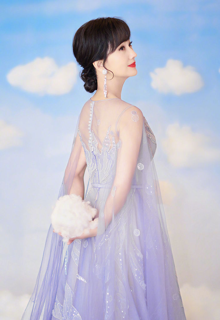 不老女神赵雅芝梦幻纱裙写真曝光手捧云朵似仙女下凡
