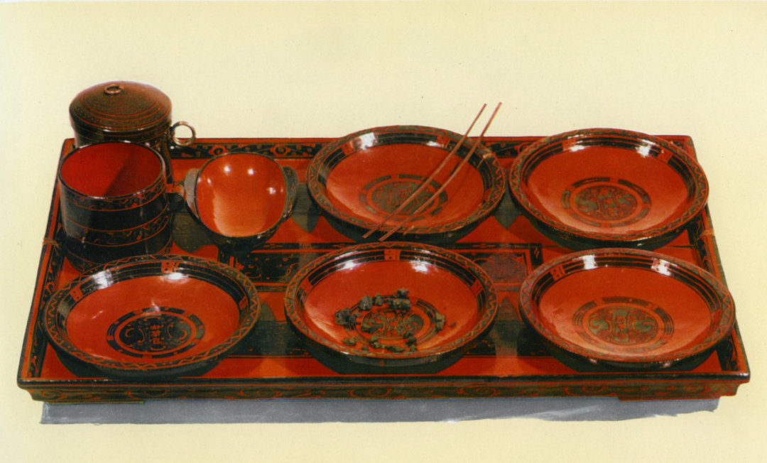 这是云纹漆案及杯盘.湖南省博物馆供图