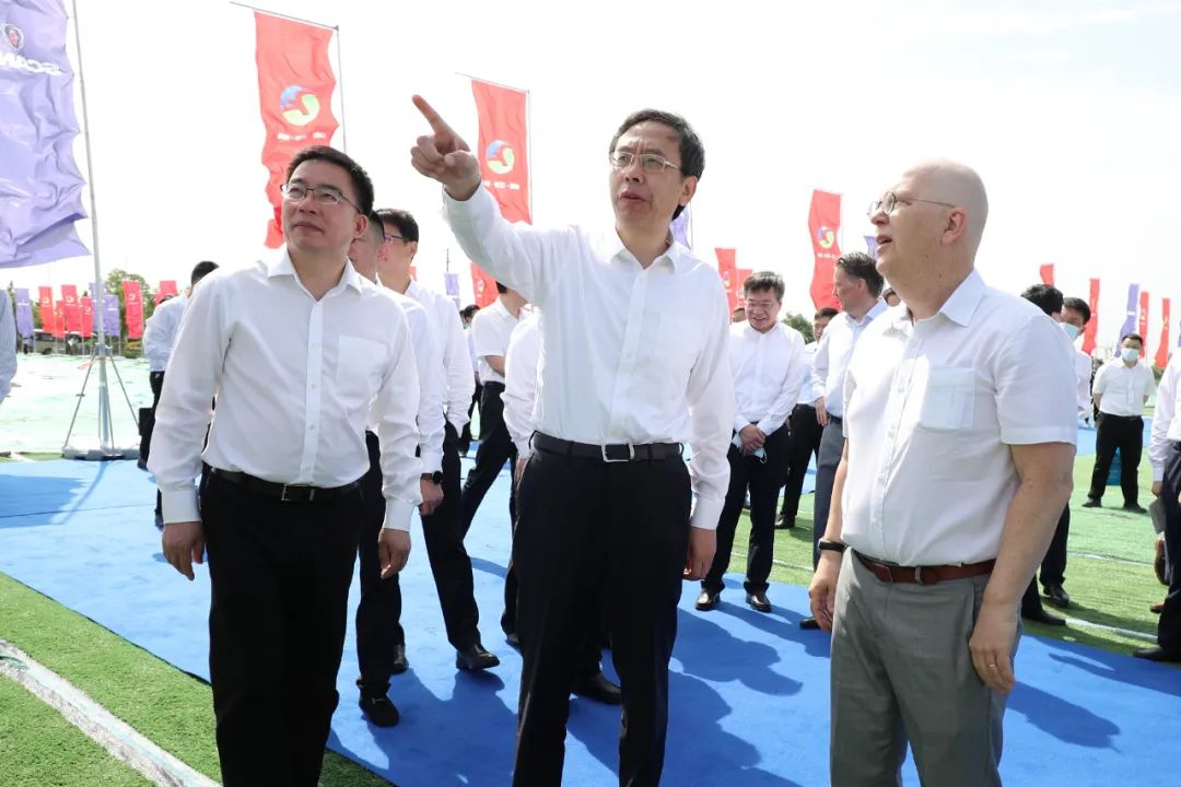抓紧推进项目建设,早日投产达效,同时把更多的研发,配套项目落户南通