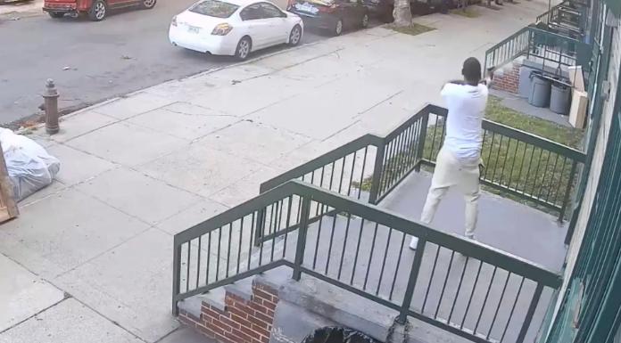 美国黑人男子在空旷街头肆意开枪插图1