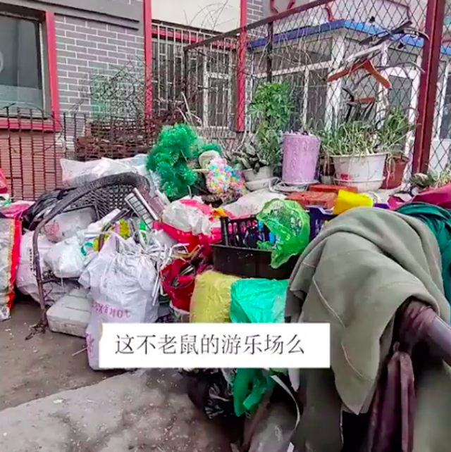 8旬老人捡垃圾堆满楼道，邻居：他无法沟通，我感觉对生活失去了希望