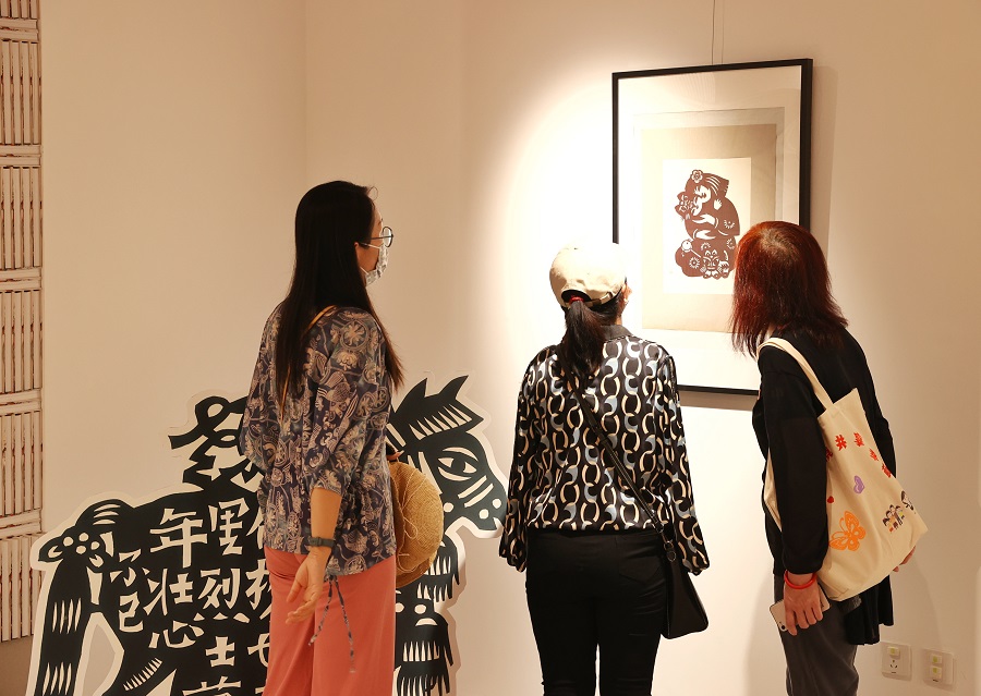 6月10日，观众在“非遗·传承”板块观看“北京剪纸”。中国日报记者 姜东 摄