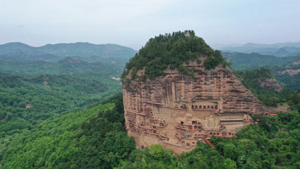 这是6月9日拍摄的麦积山石窟（无人机照片）。新华社记者 陈斌 摄