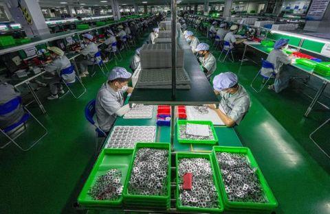 6月9日，在位于江苏省常州市钟楼区的江苏精研科技股份有限公司，工人们在生产车间进行生产作业。 新华社记者 李博 摄