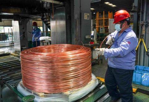 6月9日，工人在常州金源铜业有限公司包装车间生产。新华社记者 杨磊 摄