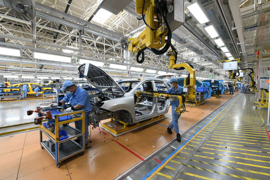 工人正在生产线上进行车身零部件组装.王旺旺摄(中经视觉)