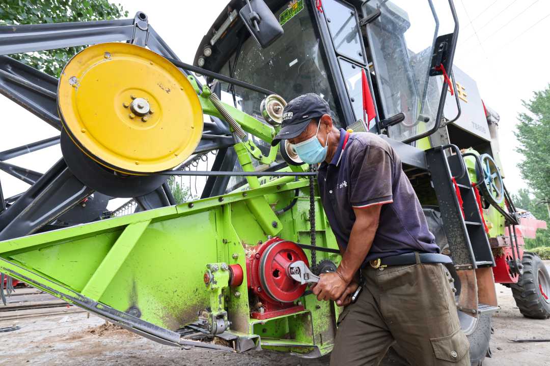 在魏县双井镇"农机手驿站",检修工作人员在维修收割机.蒿保平摄