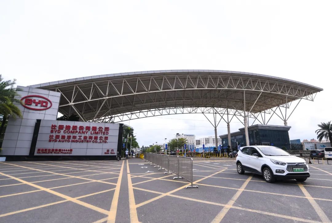 一辆比亚迪新能源汽车驶出位于深圳市坪山区的比亚迪总部.