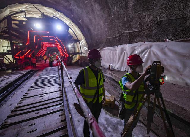 6月10日,在四川省宜宾市屏山县仁沐新高速公路太平隧道内,施工人员在