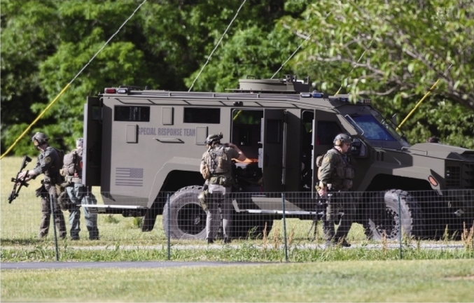 6月9日，警察在美国马里兰州史密斯伯格的枪击事件现场附近工作。