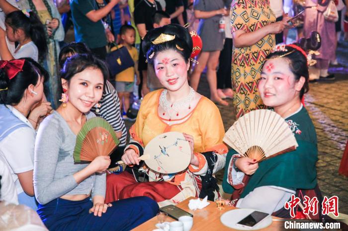 市民游客参与“2020文旅市集·杭州奇妙夜”活动。杭州市文化广电旅游局供图
