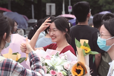 2022高考落幕考场外的笑脸感染着每个人|高考_新浪财经_新浪网