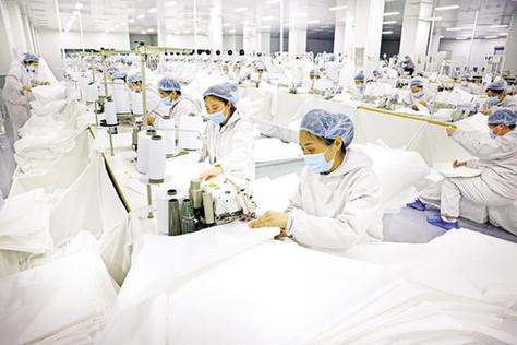 山东金号织业有限公司茌平区冯官屯镇工业园生产车间内,工作人员