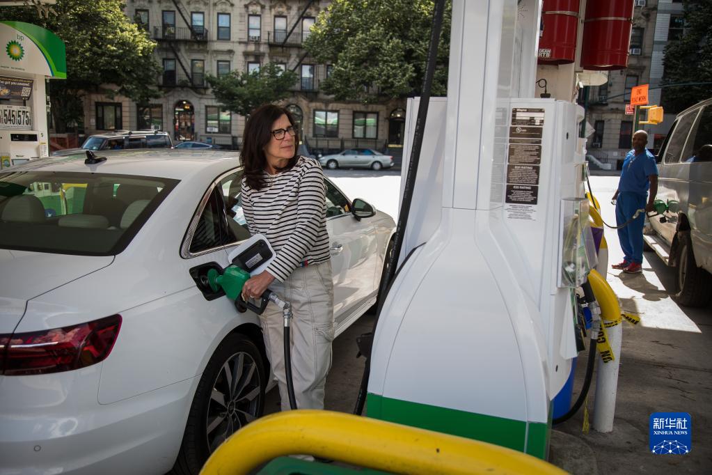 6月10日，顾客在美国纽约一处加油站加油。新华社发（郭克摄）