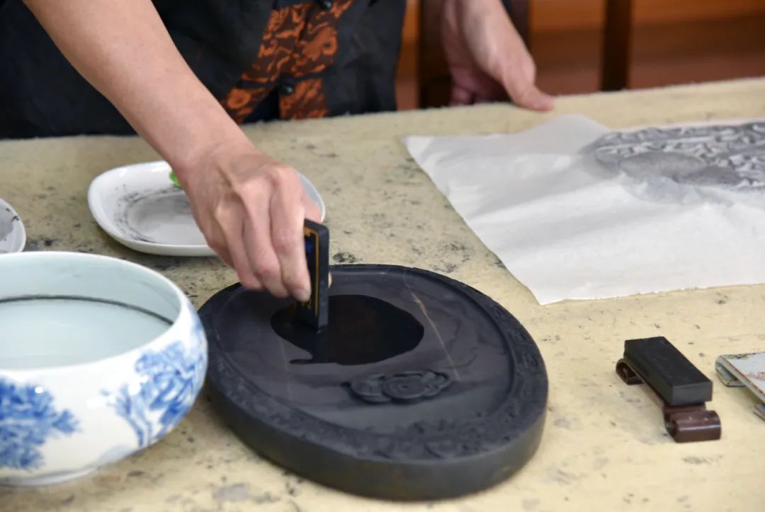 肇庆传拓技艺.通讯员 邓正恒 摄