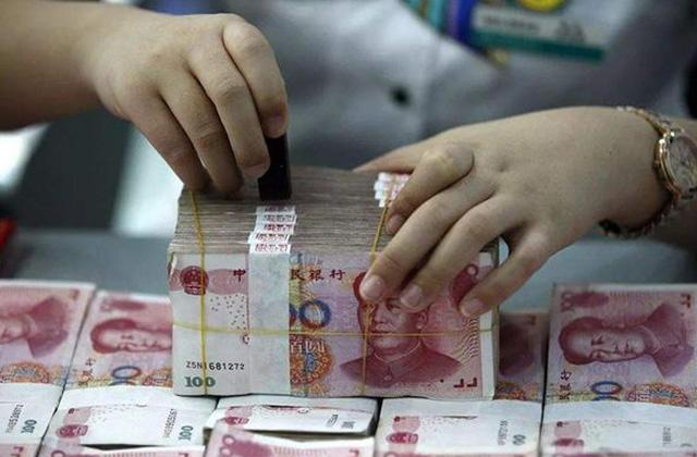 金钱永不眠:200万银行柜员看见财富,欲望与人性 | 深度报道|王亚男_新