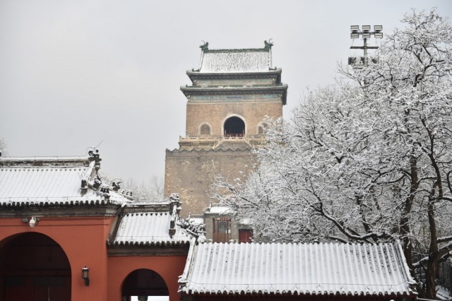 雪后的北京钟楼（2020年1月6日摄）。新华社记者 陈钟昊 摄