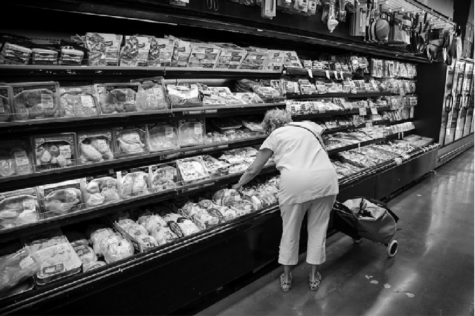 6月10日，顾客在美国纽约一家超市购物。