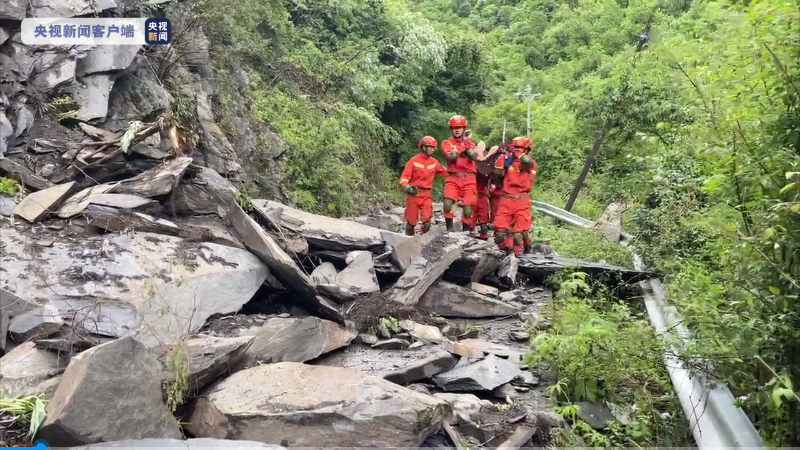 四川阿坝州马尔康市地震 森林消防从斯拉尔底村转移受灾群众134人