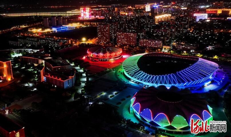 位于迁安市中心区的九江体育中心灯火璀璨. 河北日报通讯员梁玉水摄