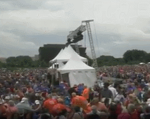 美反枪支暴力集会上人群四散奔逃