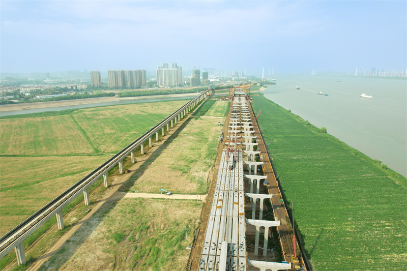 据了解,左岸大道项目位于武汉经济技术开发区,起于万家湖南路,止于小