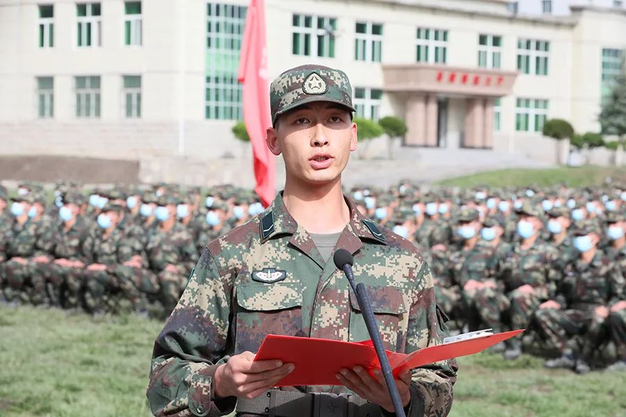 刻苦钻研争取再立新功现在这群高原火箭兵将背负行囊奔赴战位期待