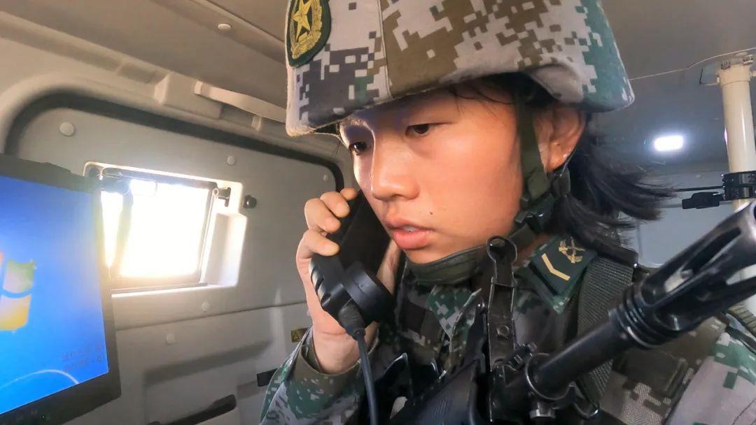 文武兼备 看这群大学生女兵的青春芳华|女兵_新浪财经_新浪网