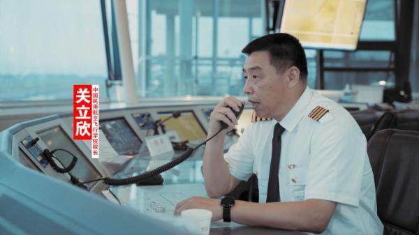 飞机为学生送毕业祝福"英雄机长"刘传健也来了举办毕业晚会在学校体育