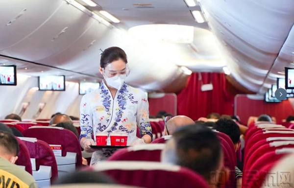 海南航空乘务员在客舱内为旅客提供服务