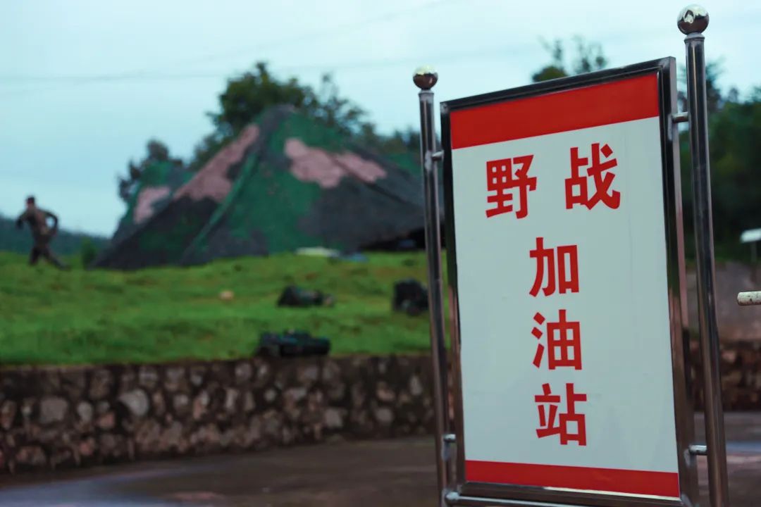 后,官兵迅速展开一系列实战化演练,一座座帐篷拔地而起,野战加油站