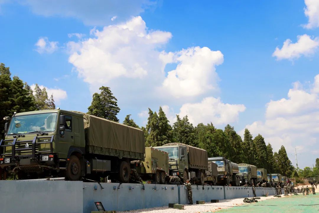 火箭军某部紧贴实战环境开展野外驻训