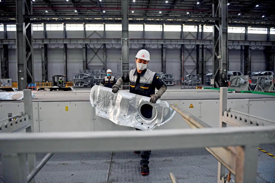 4月7日，越南海防港一家电动汽车厂的生产车间。图/视觉中国