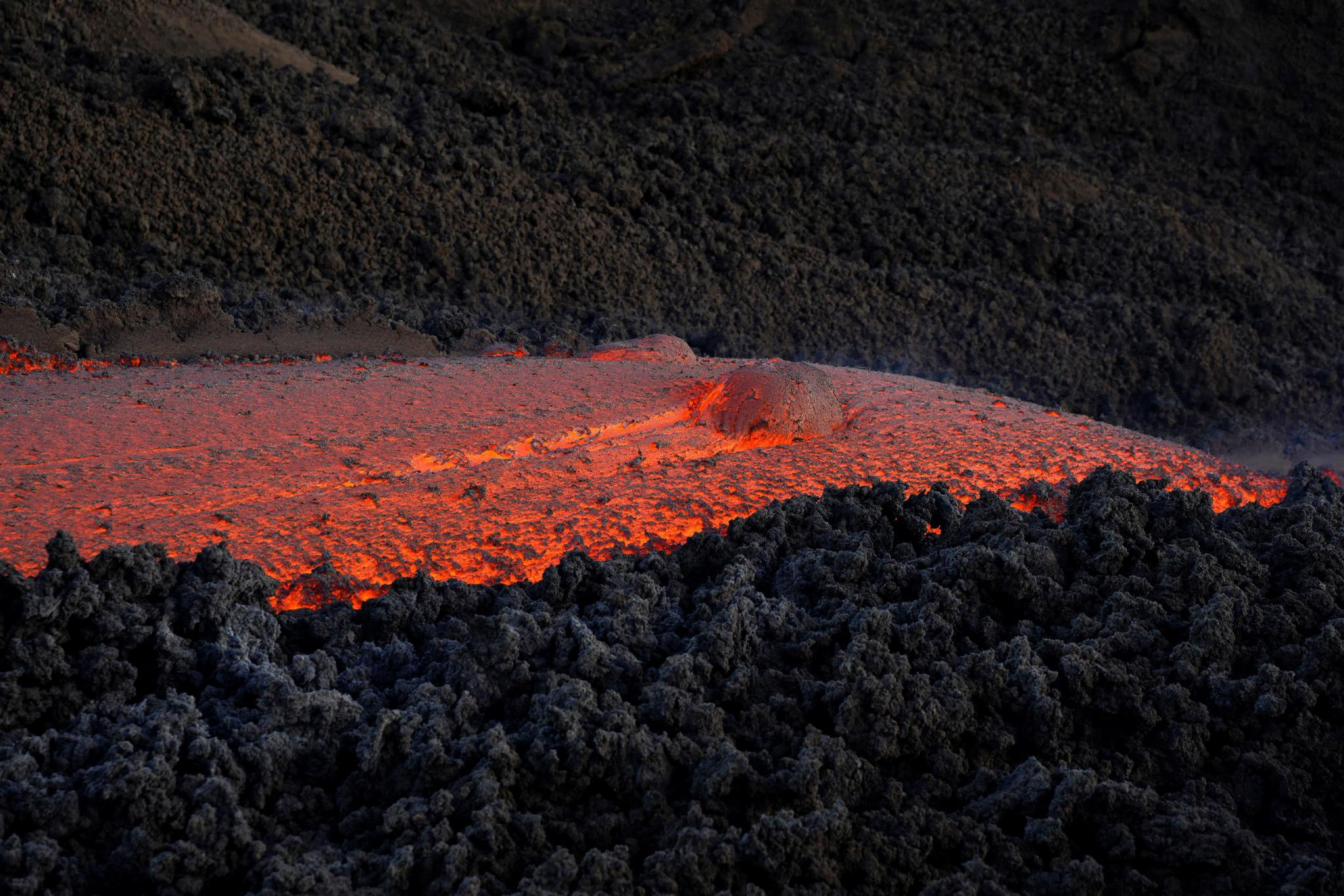 意大利埃特纳火山岩浆流淌 壮观景象令人惊叹|意大利_新浪财经_新浪网