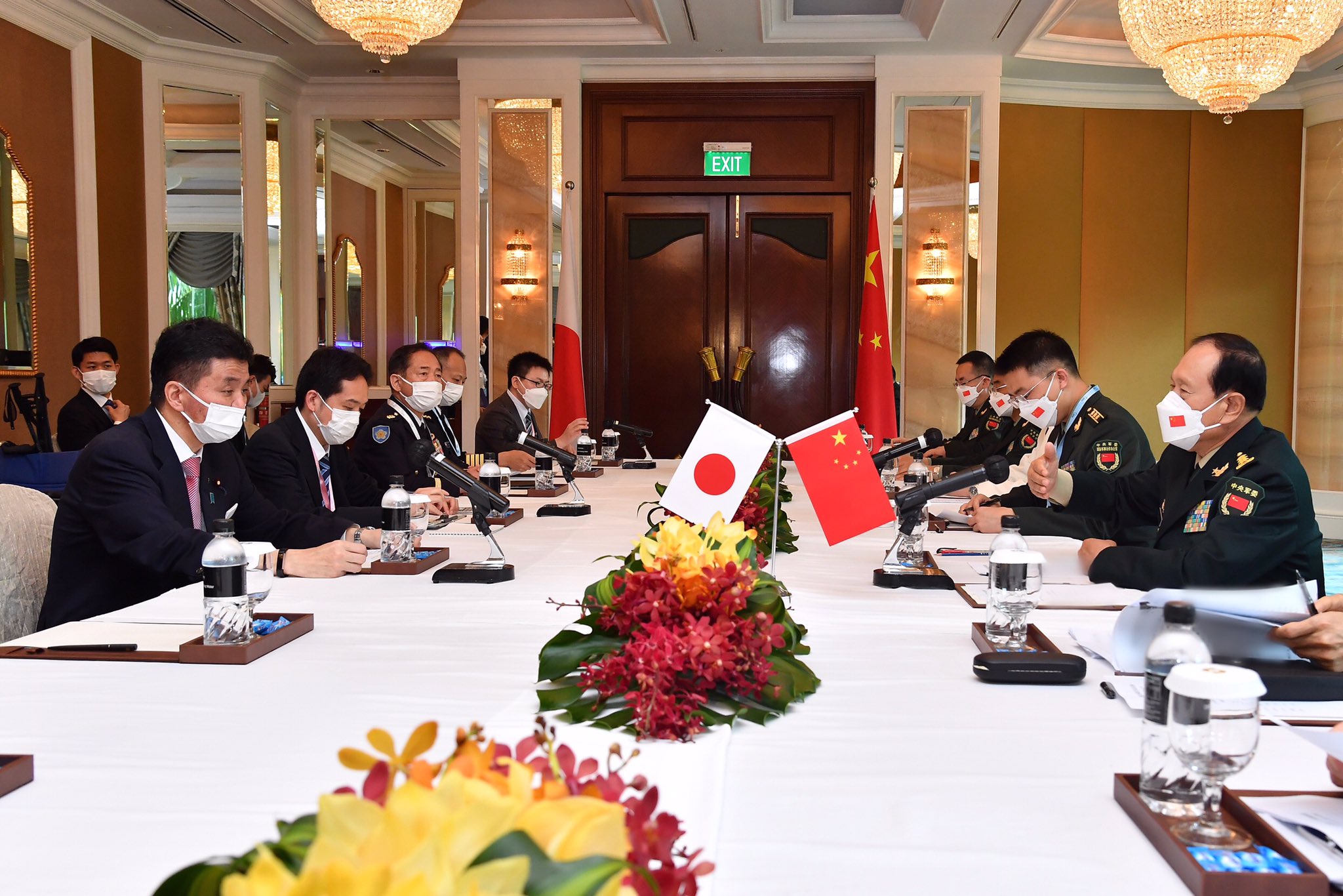 中国国防部长魏凤和与日本防卫大臣岸信夫12日举行会谈。图自日本防卫省