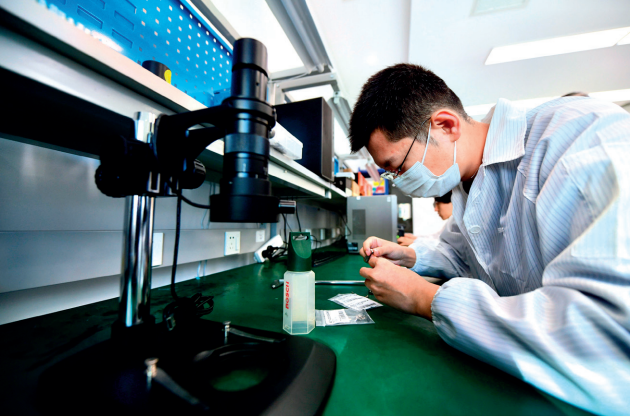 "长安链"研发人员正在测试芯片 受访者供图