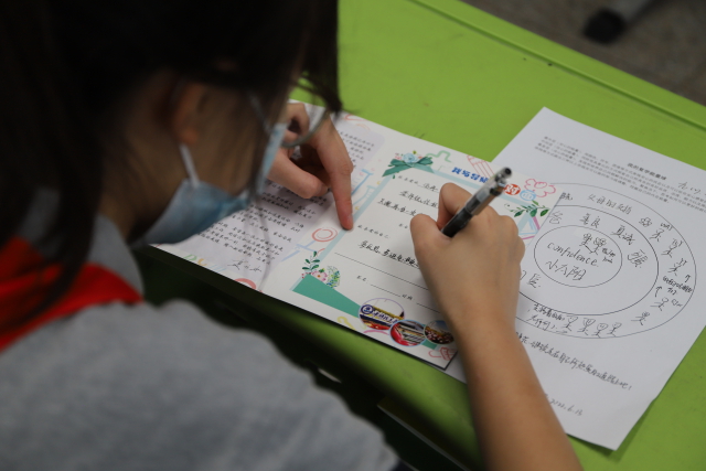 在中科院上海实验学校，一名学生正在绘制“复学能量球”。学校供图