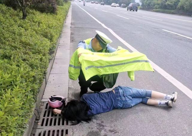 桃江一女孩骑车时晕厥倒地,旁边就是车流!路过交警紧急救助