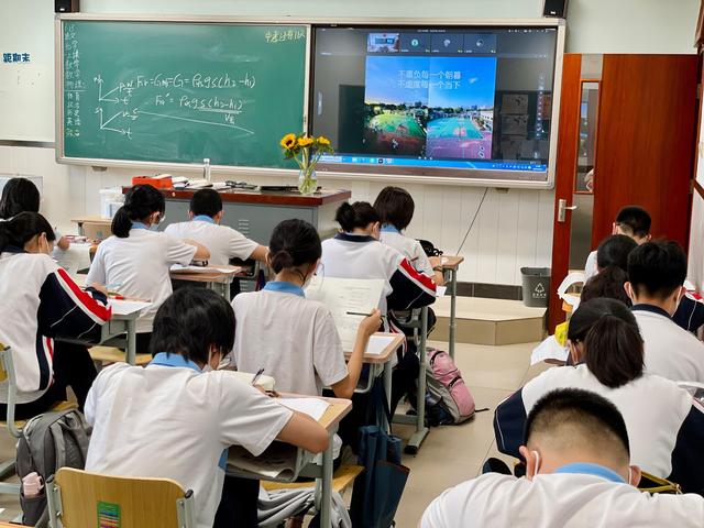 有在线教室直播互动系统,居家学生可扫码进入课堂,和在校同学同时上课