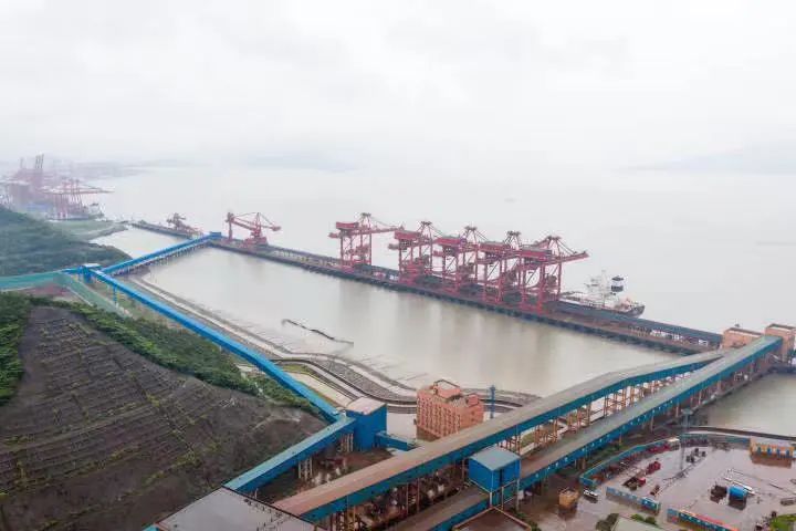 宁波舟山港穿山港区中宅矿石码头二期项目竣工验收.蒋晓东 摄