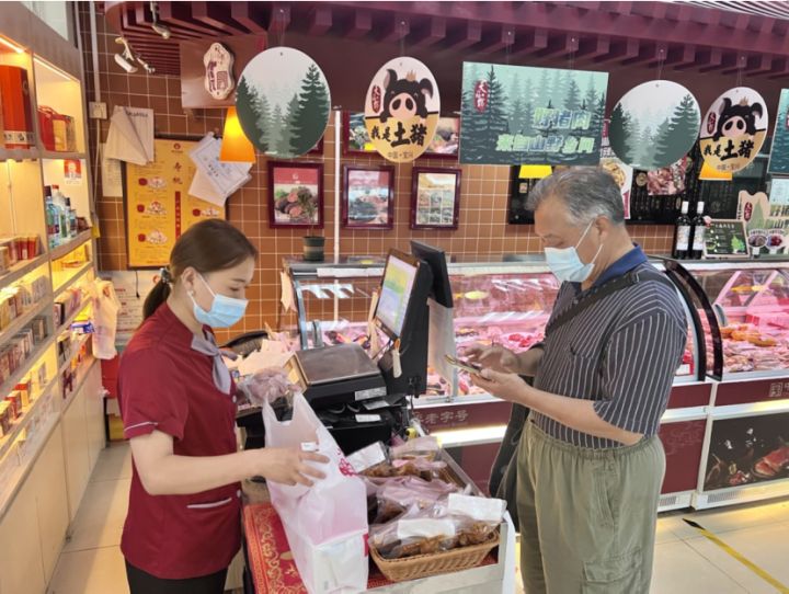 　　天福号西直门直营门店消费者正在购买土猪熟食