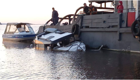 事故船只打捞图（俄新社）海外网6月13日电据俄新社6月13日报道，俄罗斯伏尔加交通运输检察厅称，在俄罗斯楚瓦什共和国境内的伏尔加河上一艘快艇与一艘驳船相撞，造成4人死亡。俄伏尔加交通运输检察厅表示，据