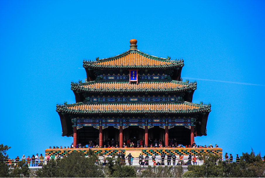 位于景山公园的万春亭,是市民游客俯瞰故宫,远眺北京的不二去处.